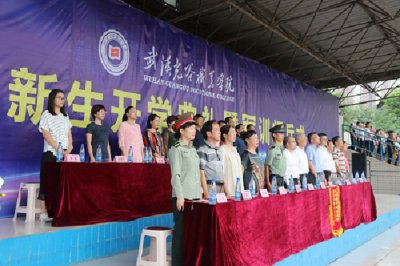 必赢官网隆重举行2018年新生开学典礼暨军训阅兵仪式